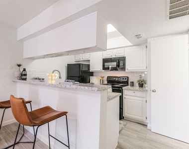 8162 Richmond Avenue - Photo Thumbnail 5