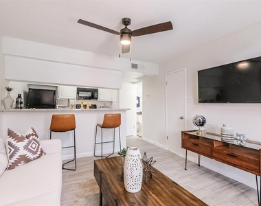 8162 Richmond Avenue - Photo Thumbnail 3