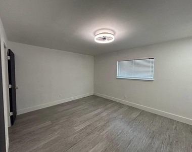 1010 S Wayside Drive - Photo Thumbnail 11
