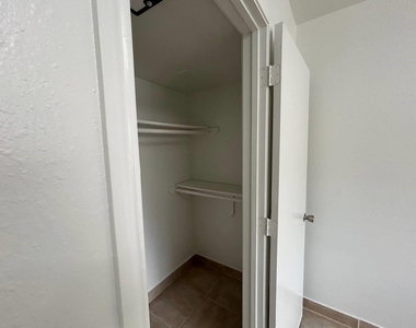1010 S Wayside Drive - Photo Thumbnail 44