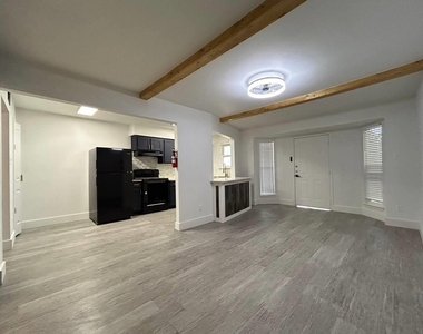 1010 S Wayside Drive - Photo Thumbnail 4