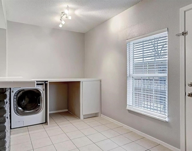 935 Byrne Street - Photo Thumbnail 11