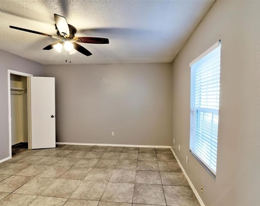 935 Byrne Street - Photo Thumbnail 3