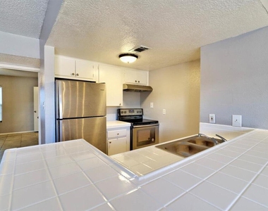 935 Byrne Street - Photo Thumbnail 7