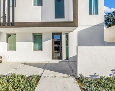2305 Temple Street - Photo Thumbnail 3