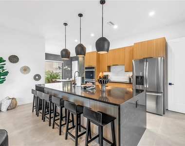 2305 Temple Street - Photo Thumbnail 14