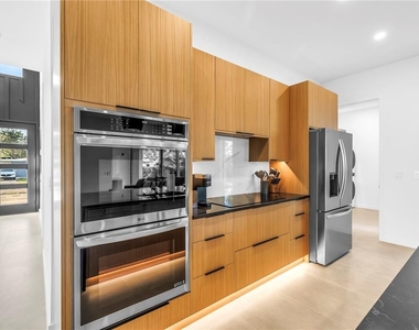 2305 Temple Street - Photo Thumbnail 10