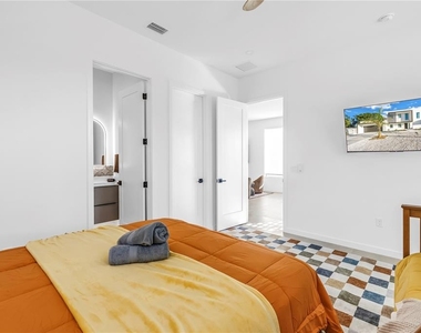 2305 Temple Street - Photo Thumbnail 46