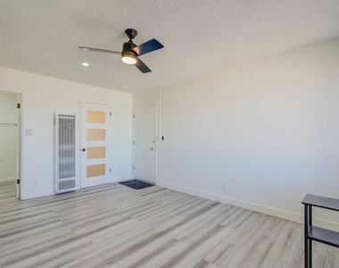 305 E Plymouth - Photo Thumbnail 5