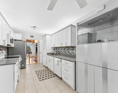 6768 10th Avenue N - Photo Thumbnail 10