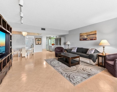 6768 10th Avenue N - Photo Thumbnail 2