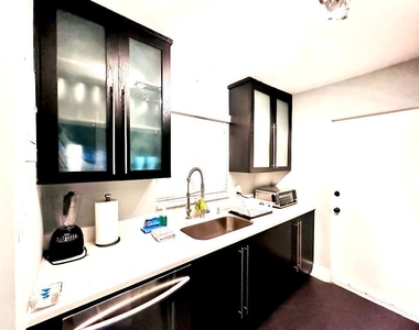 2424 Ne 9th Street - Photo Thumbnail 1