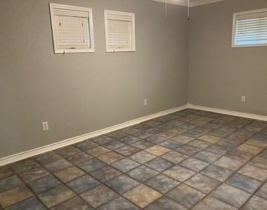 111 Shadylyn Drive - Photo Thumbnail 9