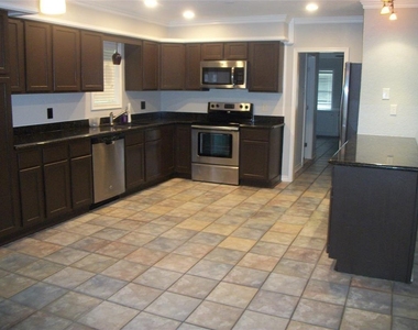 111 Shadylyn Drive - Photo Thumbnail 4
