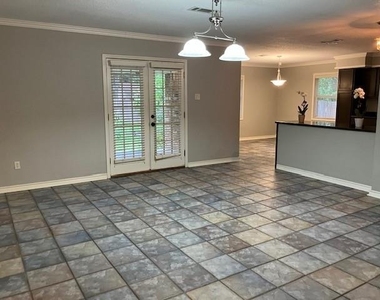 111 Shadylyn Drive - Photo Thumbnail 5