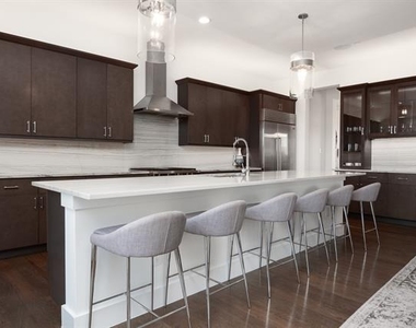 2934 N Hall Street - Photo Thumbnail 5