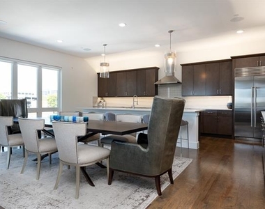 2934 N Hall Street - Photo Thumbnail 7