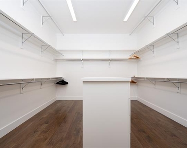 2934 N Hall Street - Photo Thumbnail 13