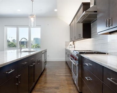 2934 N Hall Street - Photo Thumbnail 6