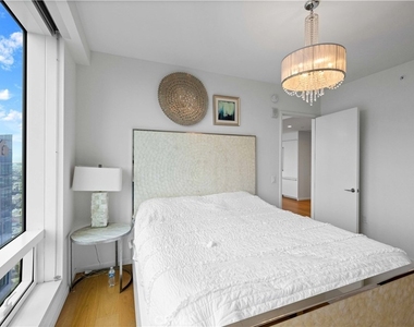 877 Francisco St - Photo Thumbnail 11
