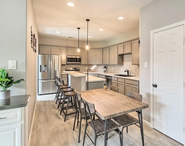 4909 Sunflower Street - Photo Thumbnail 5