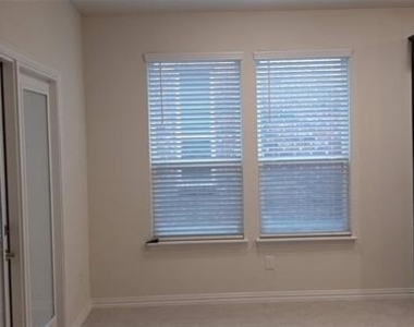 325 Kennewick Drive - Photo Thumbnail 7
