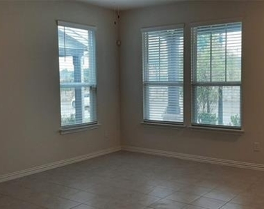 325 Kennewick Drive - Photo Thumbnail 3
