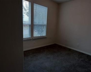 325 Kennewick Drive - Photo Thumbnail 17
