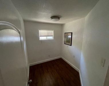 1113 E 3rd St - Photo Thumbnail 5