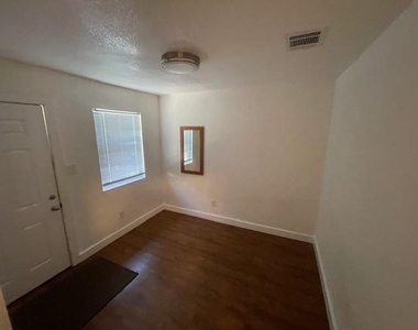 1113 E 3rd St - Photo Thumbnail 6