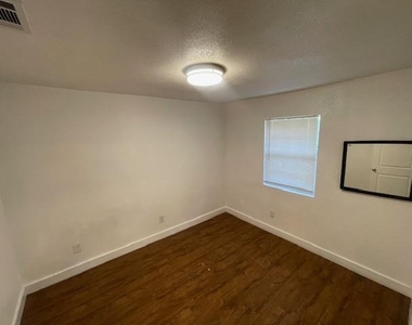 1113 E 3rd St - Photo Thumbnail 7