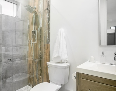 511 Memorial Heights Drive - Photo Thumbnail 7