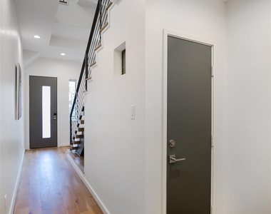 511 Memorial Heights Drive - Photo Thumbnail 2