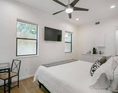 511 Memorial Heights Drive - Photo Thumbnail 4