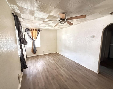 1117 Brack Street - Photo Thumbnail 4