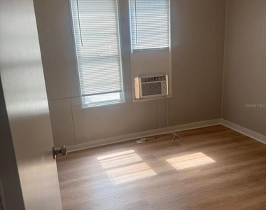 514 Avenue C Ne - Photo Thumbnail 4
