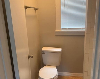 514 Avenue C Ne - Photo Thumbnail 8