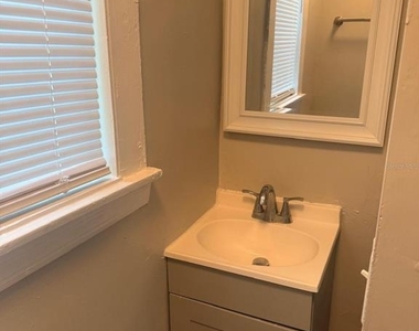 514 Avenue C Ne - Photo Thumbnail 7