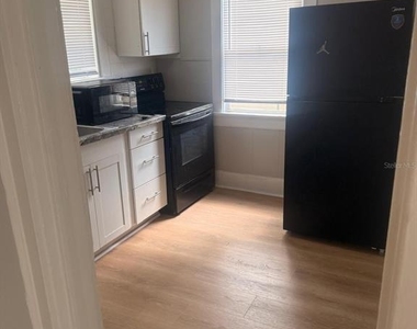 514 Avenue C Ne - Photo Thumbnail 3