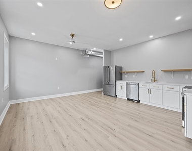 1109 E Carson St - Photo Thumbnail 3