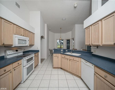 1625 Sw Abingdon Avenue - Photo Thumbnail 7