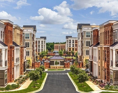 7420 N Rea Park Lane - Photo Thumbnail 1