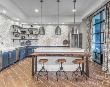 7420 N Rea Park Lane - Photo Thumbnail 4
