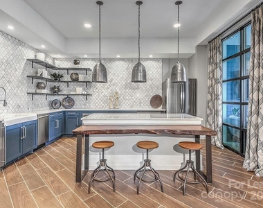 7420 N Rea Park Lane - Photo Thumbnail 5