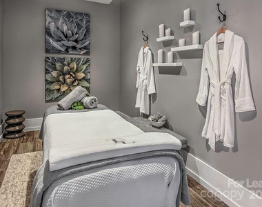 7420 N Rea Park Lane - Photo Thumbnail 10