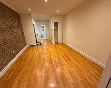 323 East 78th Street - Photo Thumbnail 4