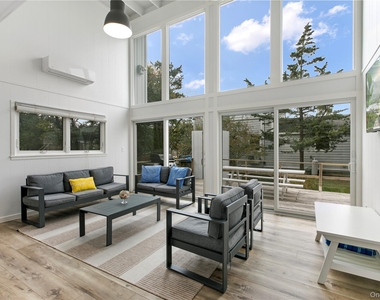 54 Thompson Avenue - Photo Thumbnail 4