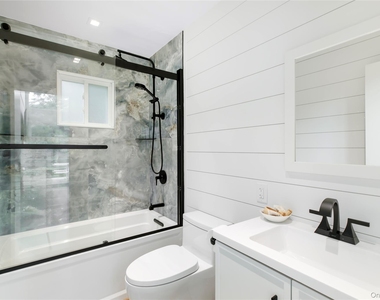 54 Thompson Avenue - Photo Thumbnail 5