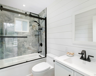 54 Thompson Avenue - Photo Thumbnail 13