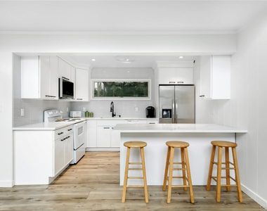 54 Thompson Avenue - Photo Thumbnail 3